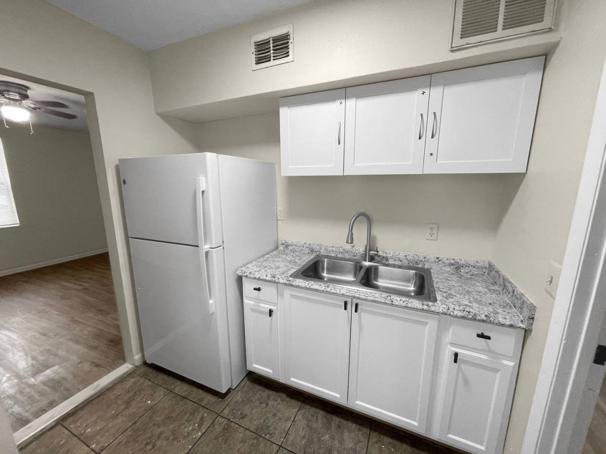 Apartment for rent at 321 W Ianthe St, Tavares, FL 32778
