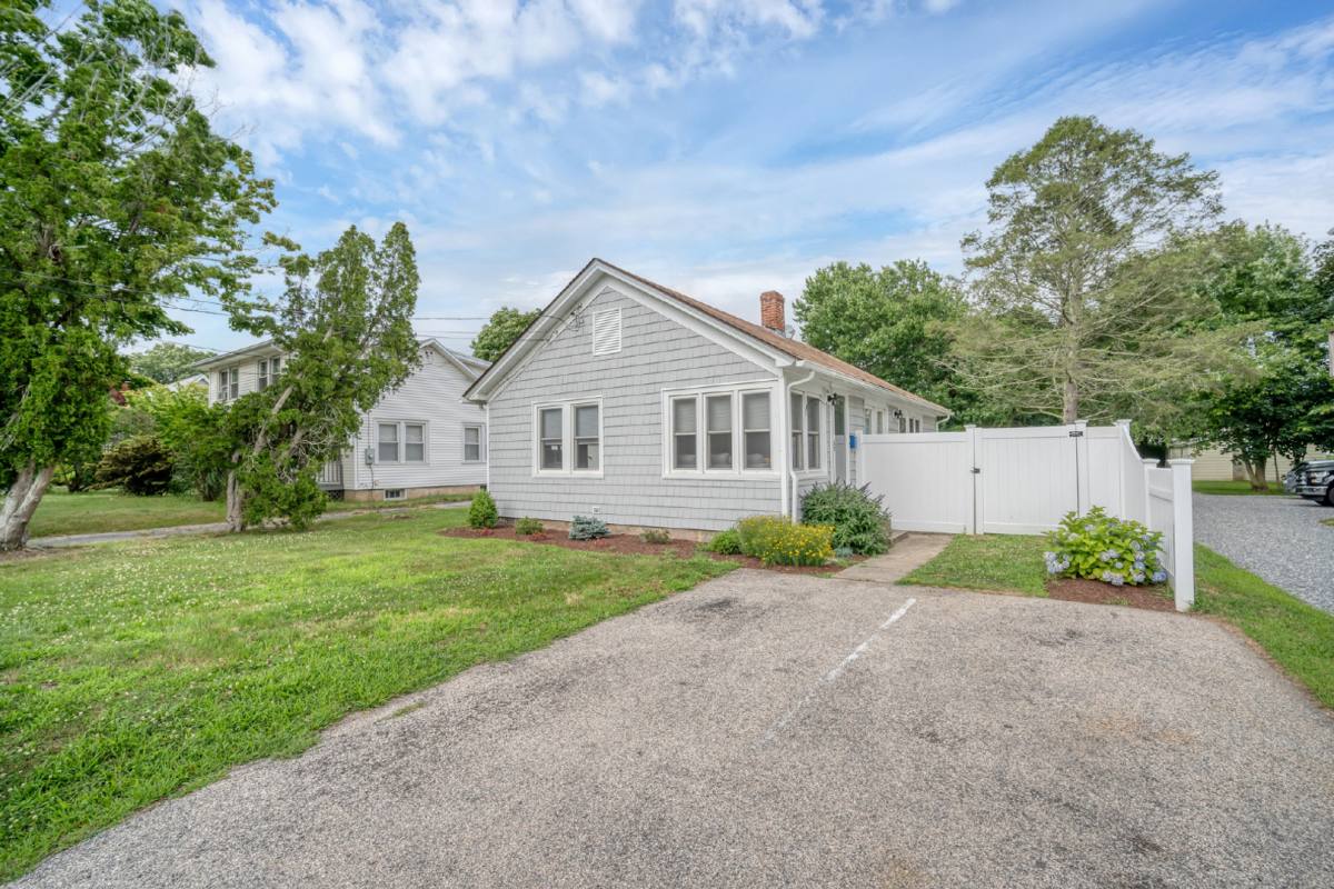 Apartment for rent at 17 York Ave, Niantic, CT 06357
