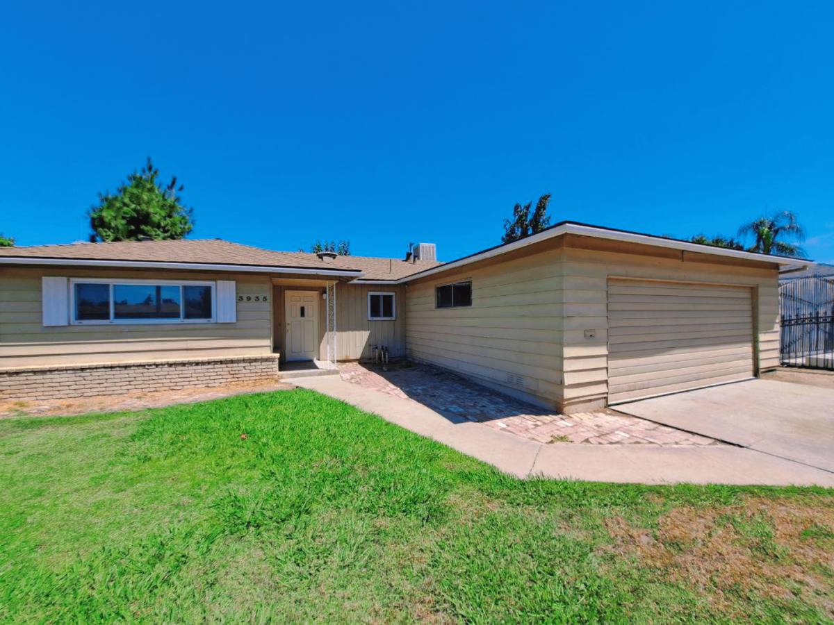 Apartment for rent at 3935 E Donner Ave, Fresno, CA 93726