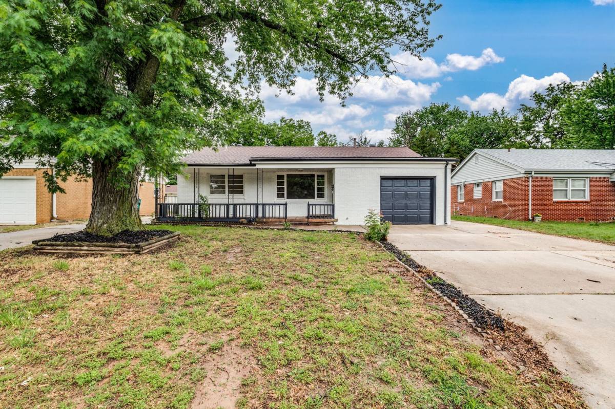Apartment for rent at 215 S Hungerford St, Haysville, KS 67060