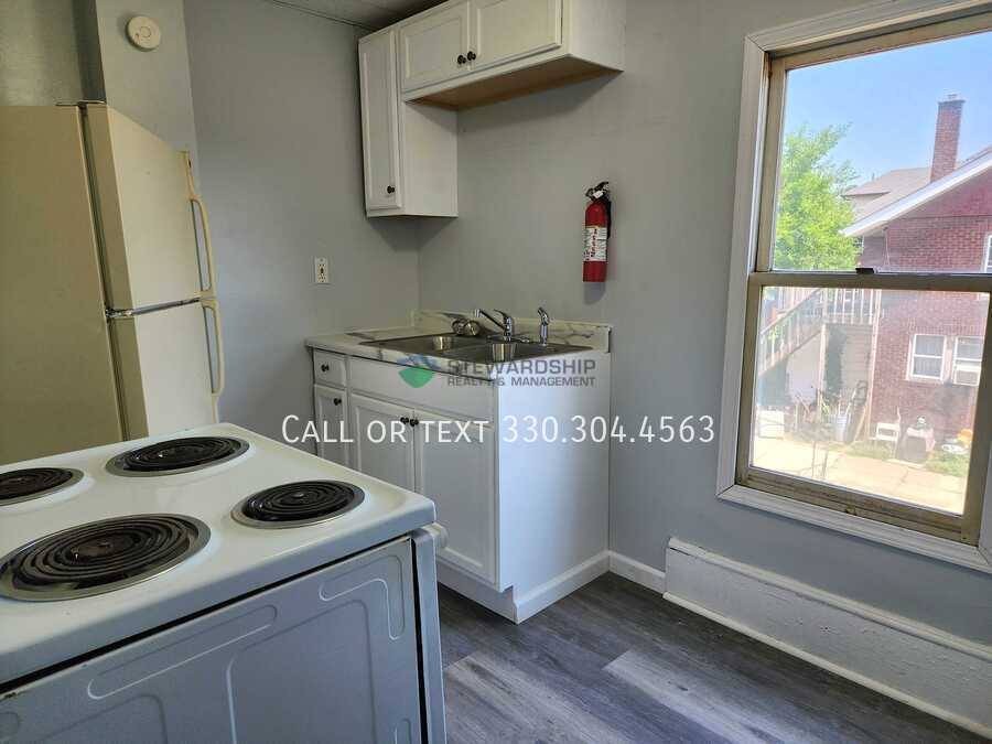 Apartment for rent at 1103 Walnut Ave NE #4, Canton, OH 44704