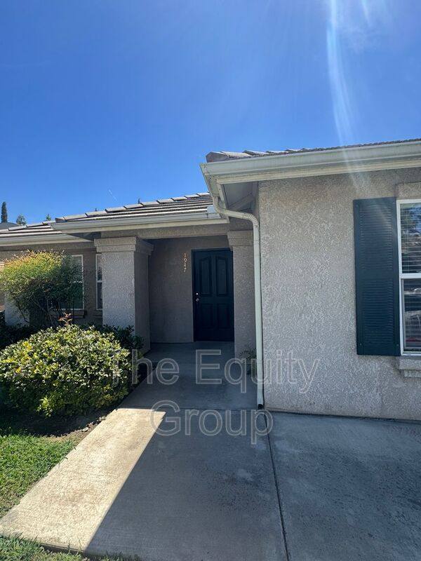 1947 E Academy Ave, Tulare, CA 93274