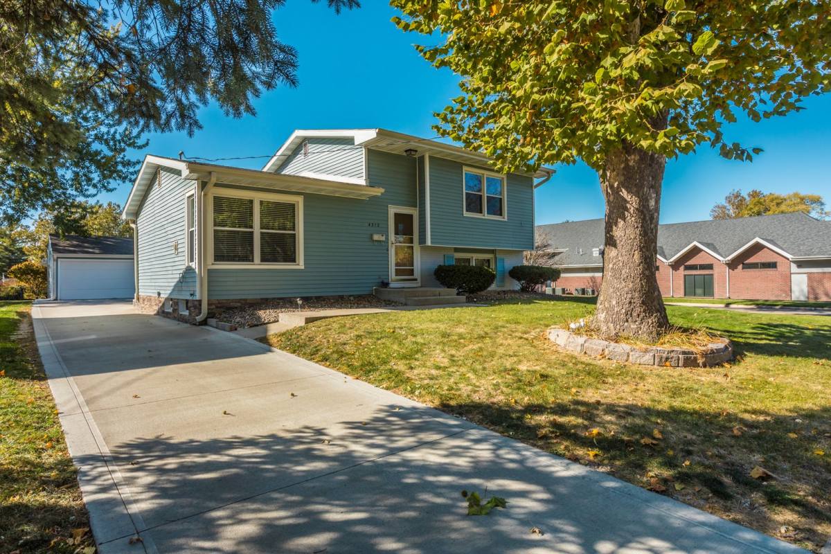 House for rent at 4312 68th St, Urbandale, IA 50322