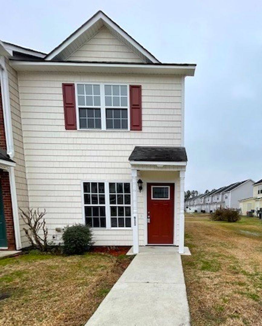 Townhouse for rent at 911 Springwood Dr, Jacksonville, NC 28546