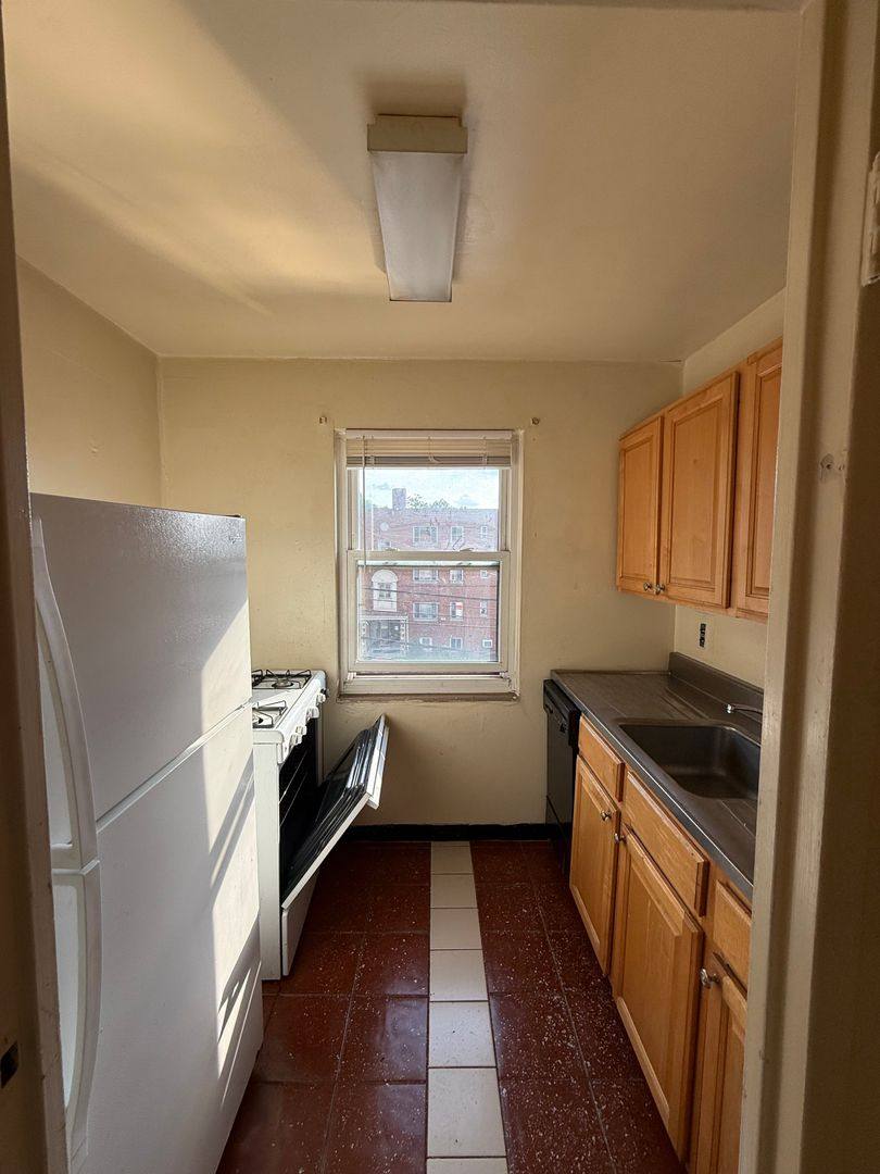 Apartment for rent at 5700 Fifth Ave #C33, Pittsburgh, PA 15232