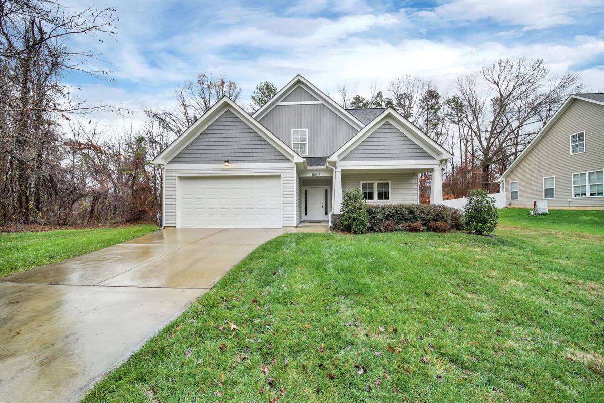 House for rent at 10615 Forest Dr, Matthews, NC 28105