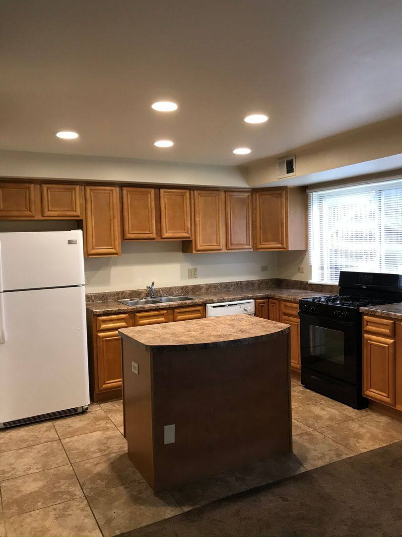 Apartment for rent at 941-981 Old Indian Trail, Aurora, IL 60506