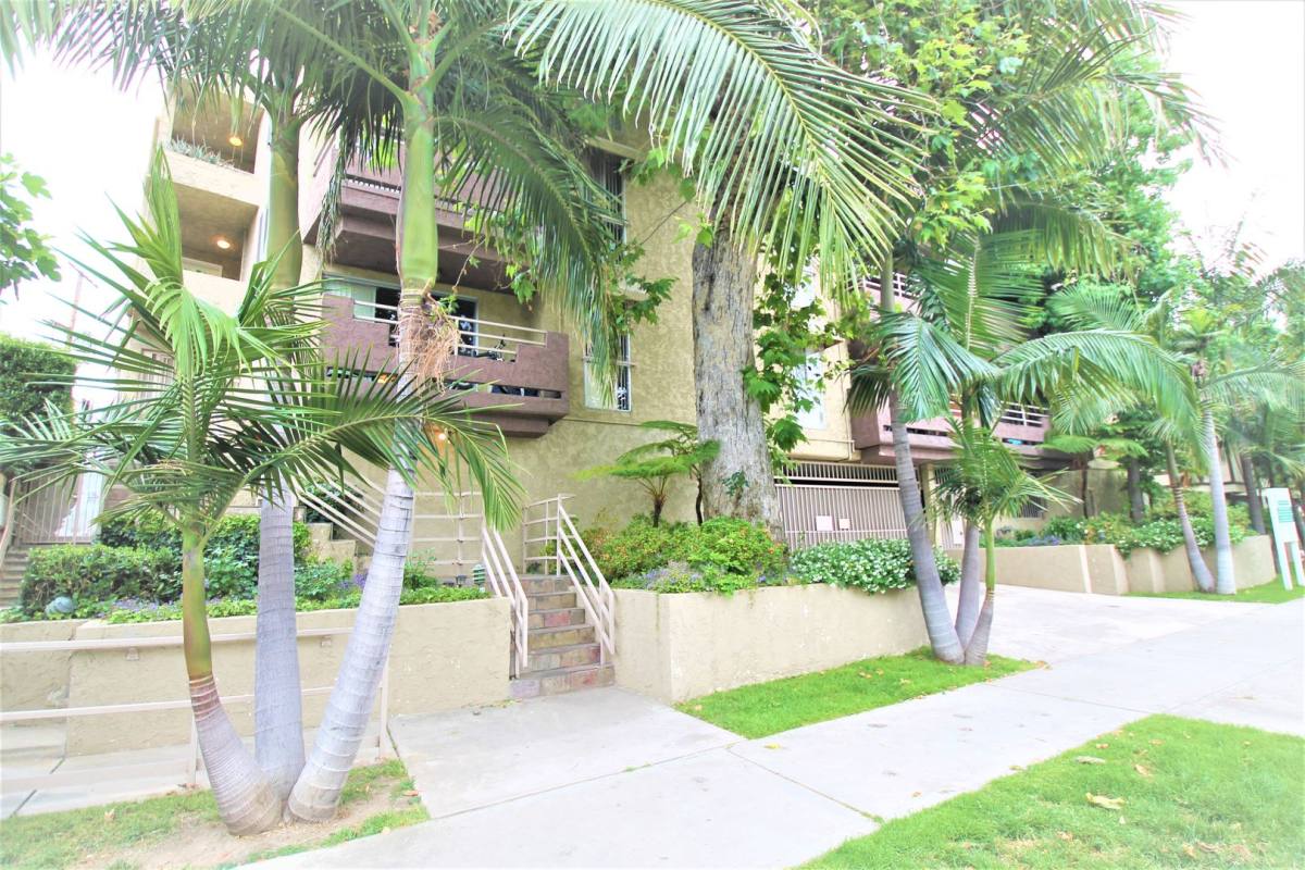 Apartment for rent at 15040 Moorpark St, Sherman Oaks, CA 91403