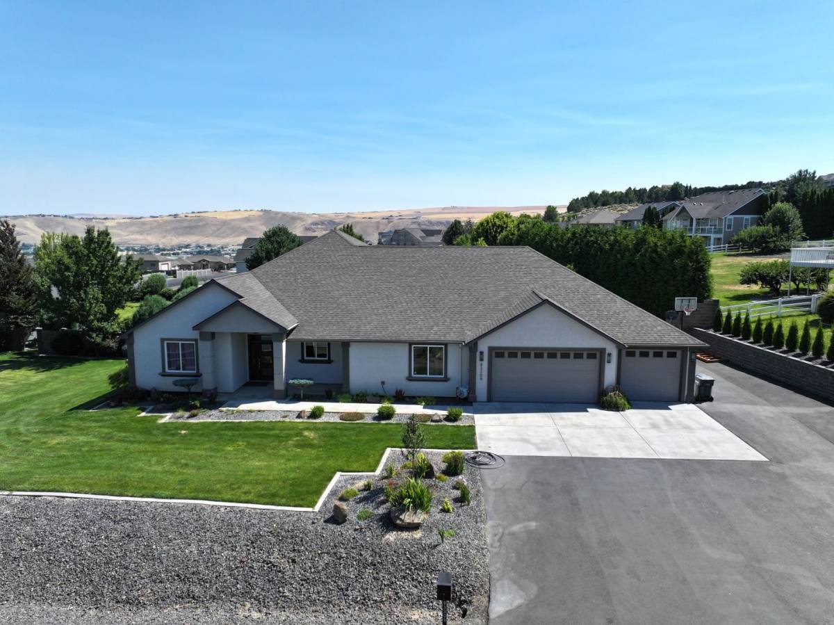 House for rent at 83309 Summit View Dr, Kennewick, WA 99338