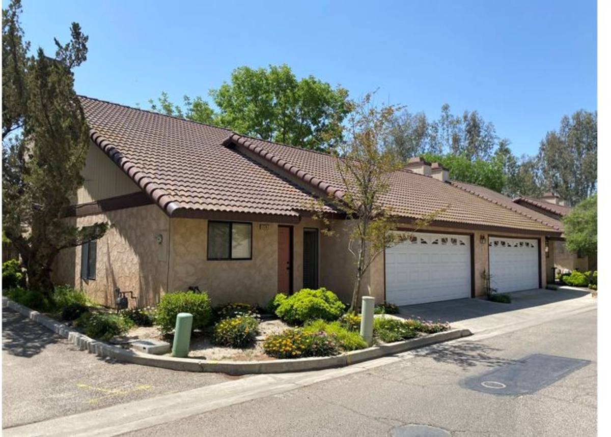 Townhouse for rent at 1731 N Rodgers Rd, Hanford, CA 93230
