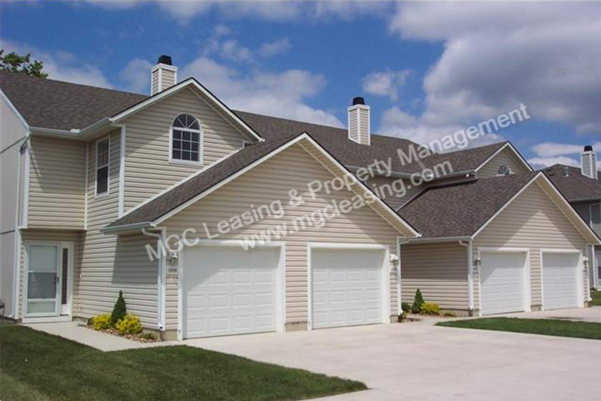 Townhouse for rent at 909-915 Garden Dr, Harrisonville, MO 64701
