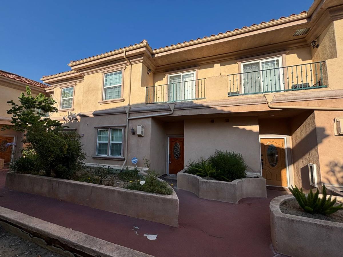 Condo for rent at 3974 Pennsylvania Ave, La Crescenta, CA 91214