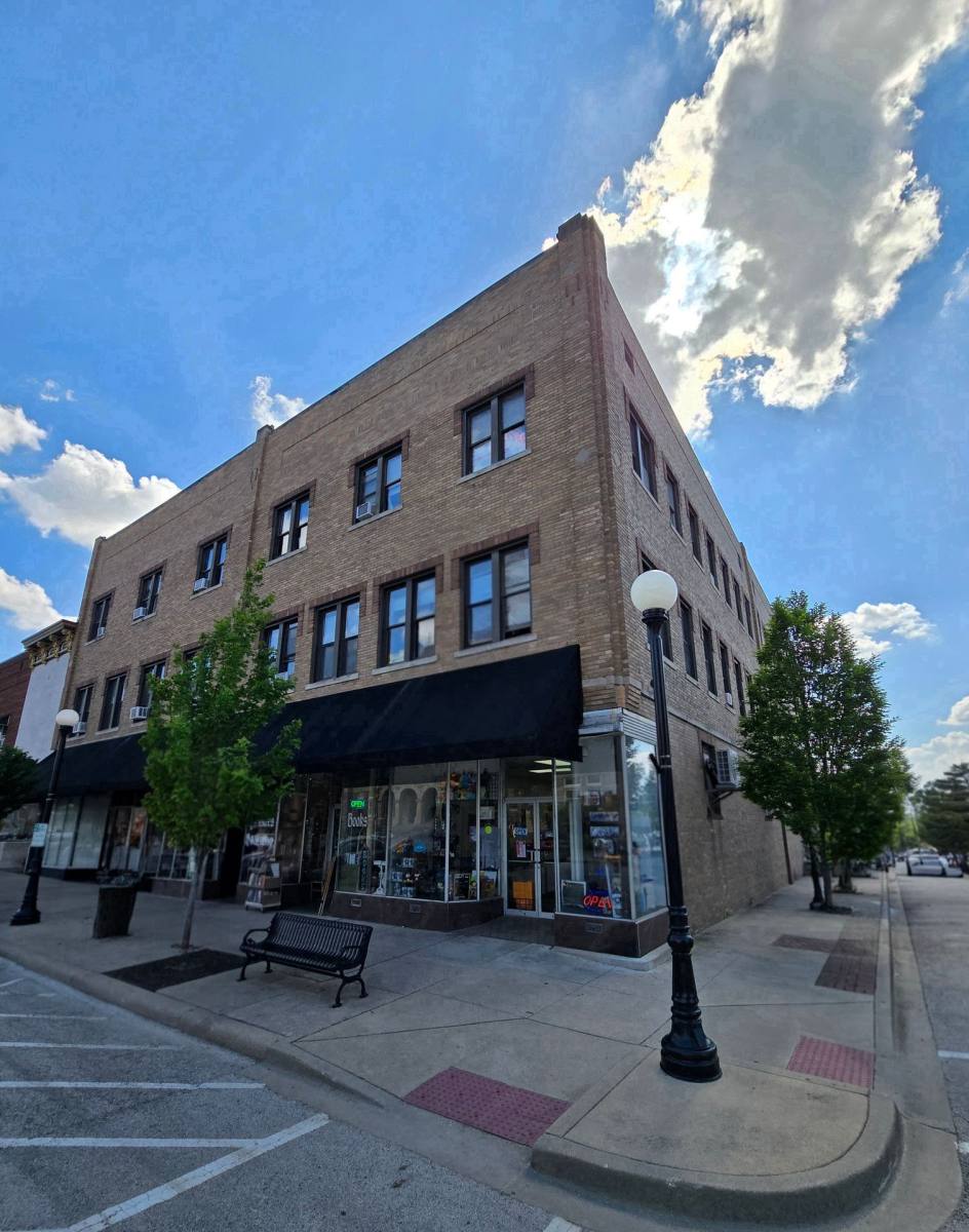 Apartment for rent at 500 6th St, Charleston, IL 61920