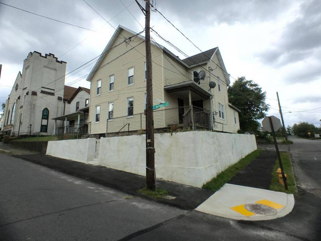 Apartment for rent at 402 1 2 E Market St, Scranton, PA 18509