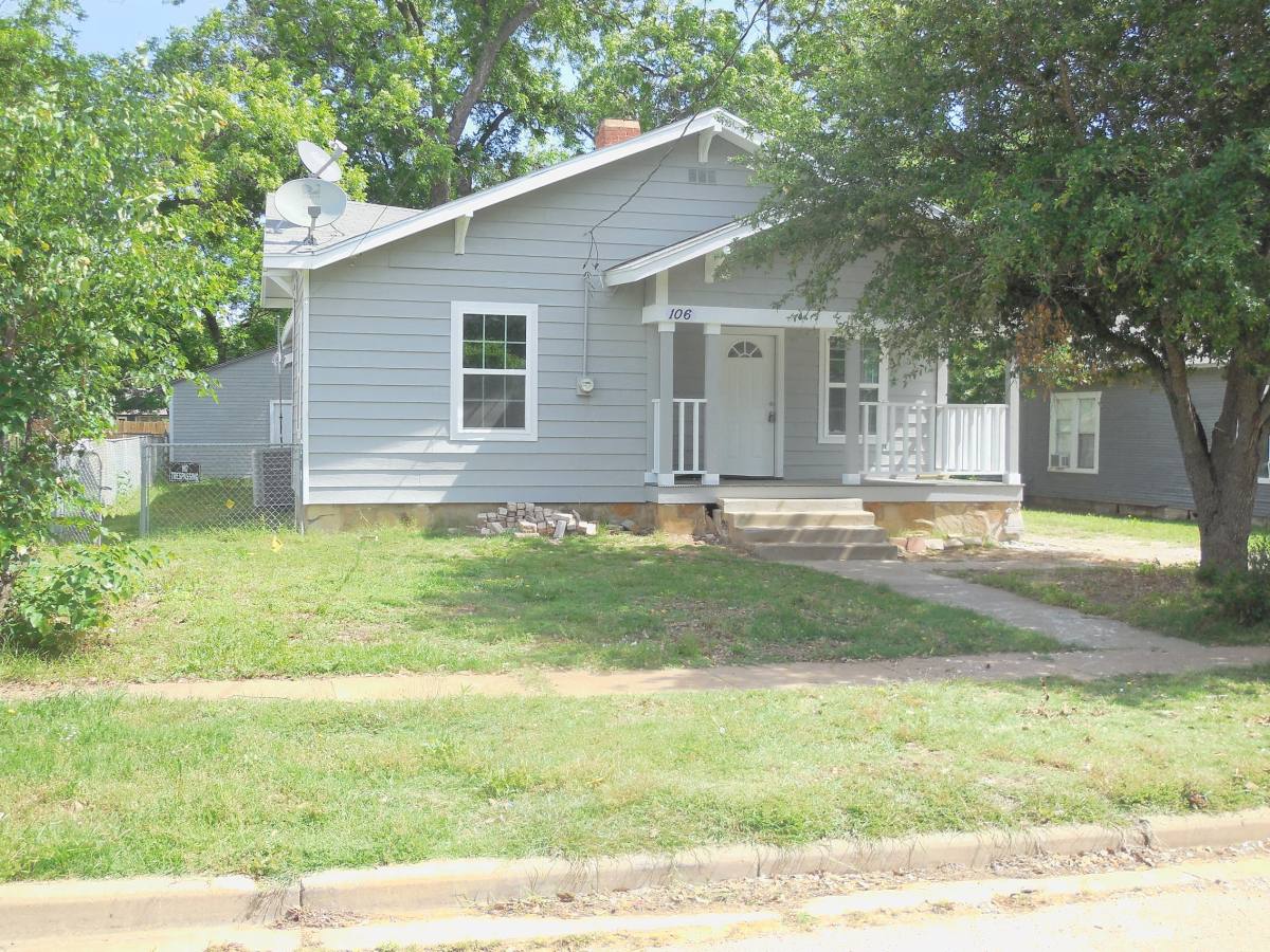 House for rent at 106 E Sadosa St, Eastland, TX 76448