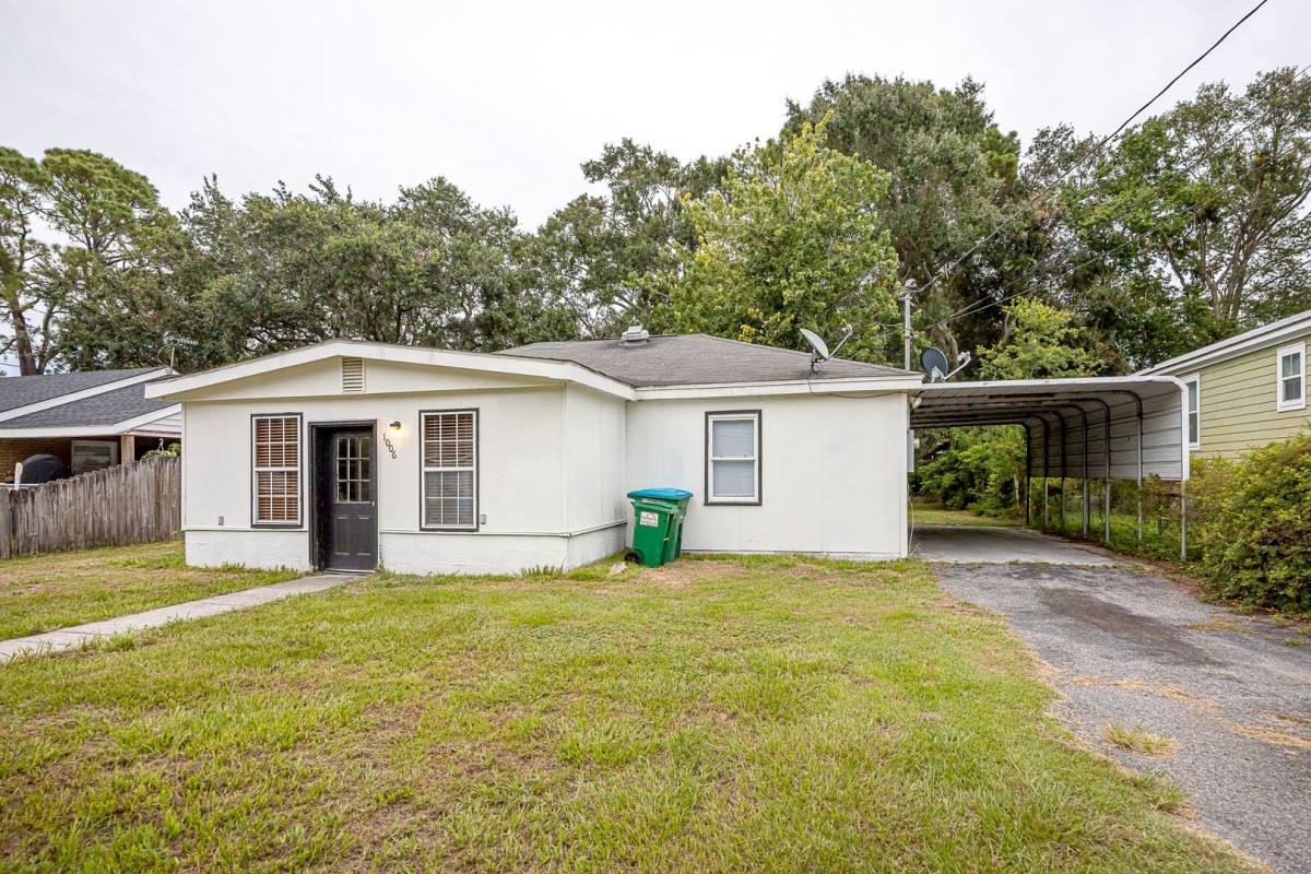 House for rent at 1006 13th St, Pascagoula, MS 39567