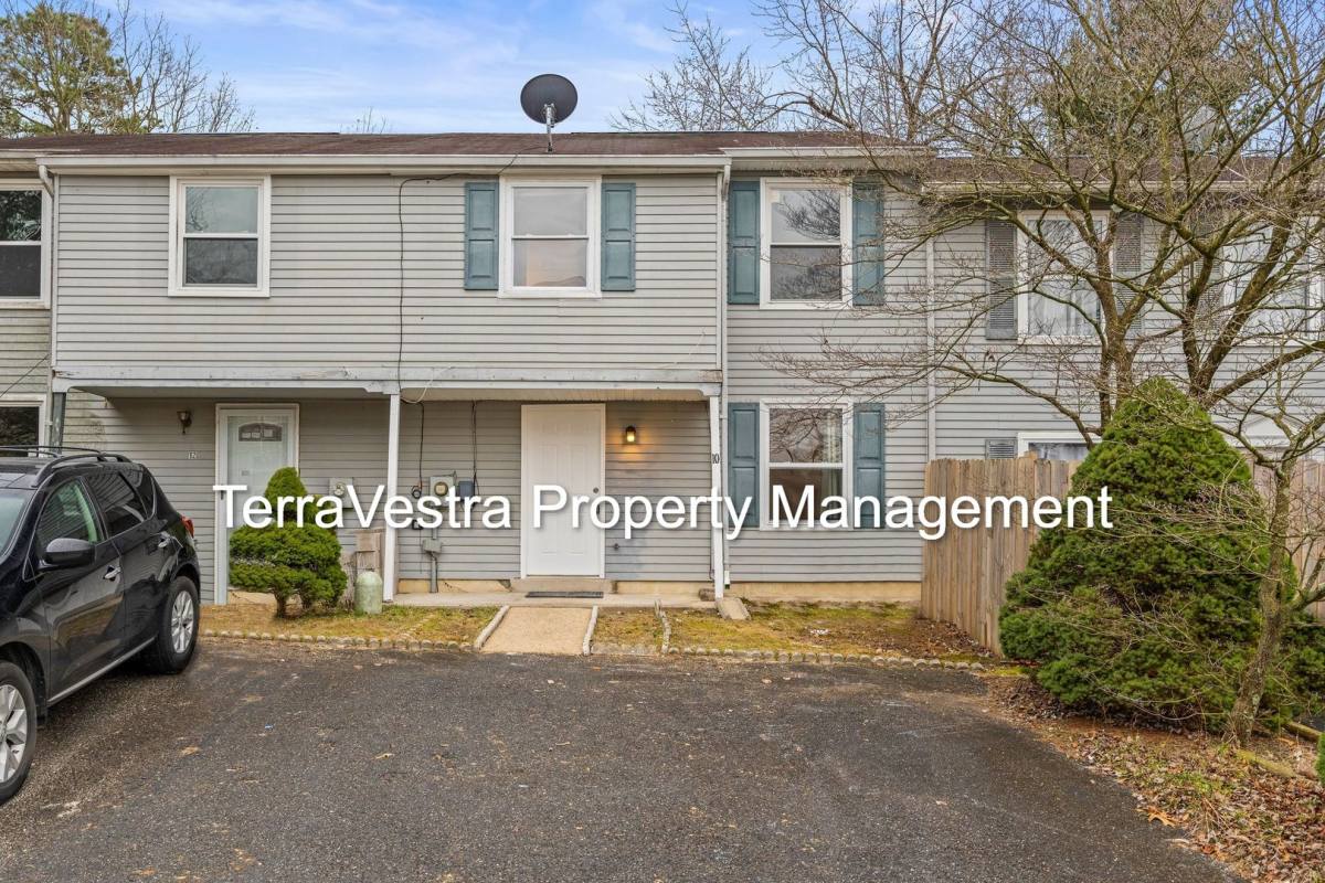Townhouse for rent at 10 Melbourne Lane, Sicklerville, NJ 08081