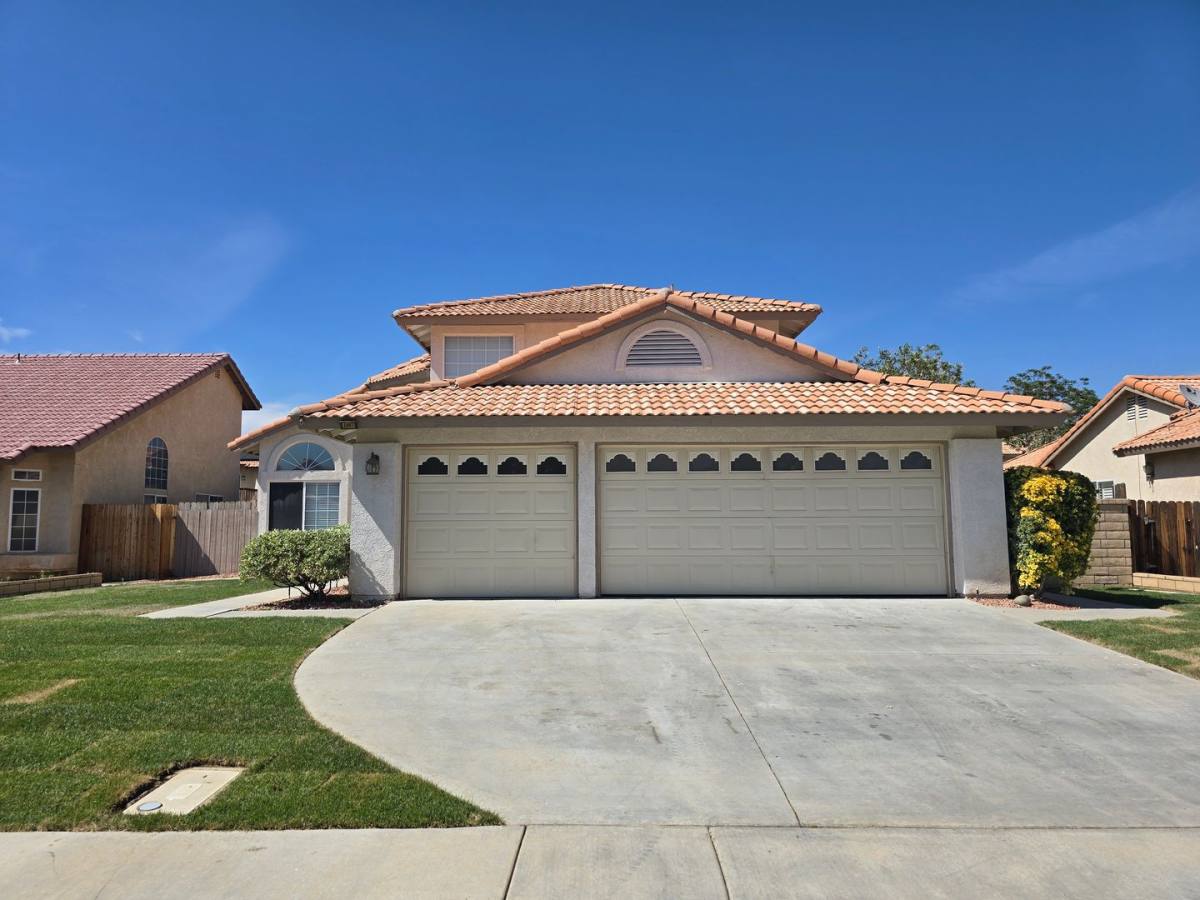 House for rent at 2007 Willowbrook Ave, Palmdale, CA 93551