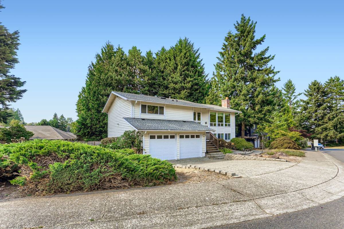 House for rent at 17018 NE 42nd St, Redmond, WA 98052