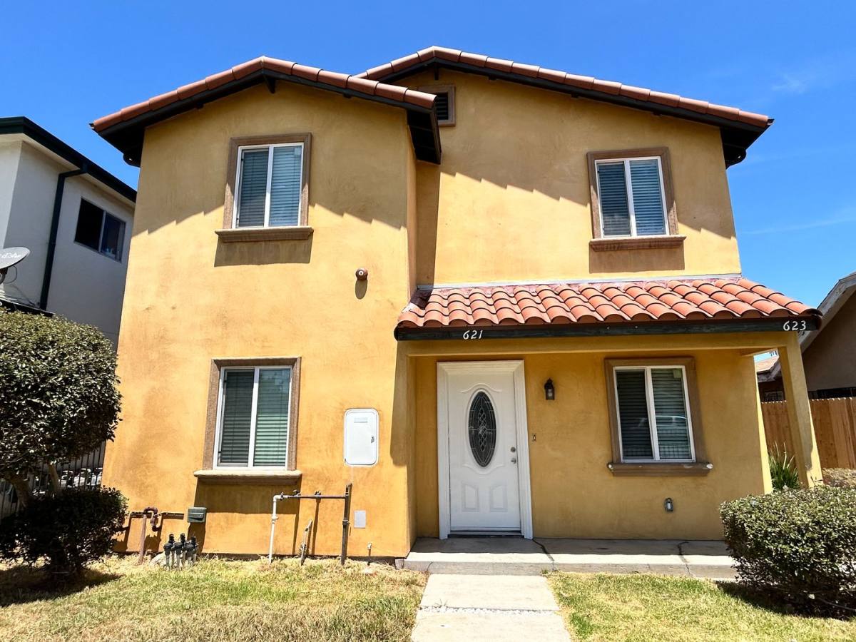 Apartment for rent at 621-623 W Imperial Highway, Los Angeles, CA 90044