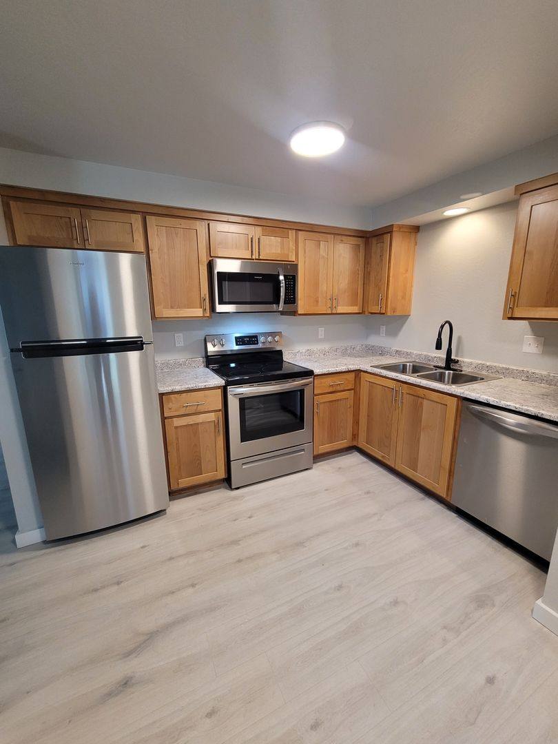 Apartment for rent at 345 Bolzrd, Phoenix, OR 97535