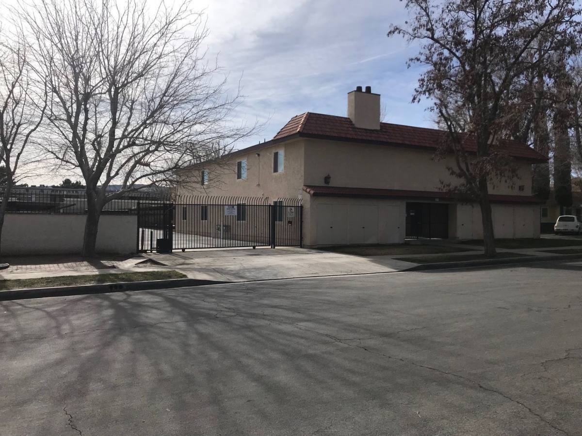 Apartment for rent at 550 E Ave, Palmdale, CA 93550