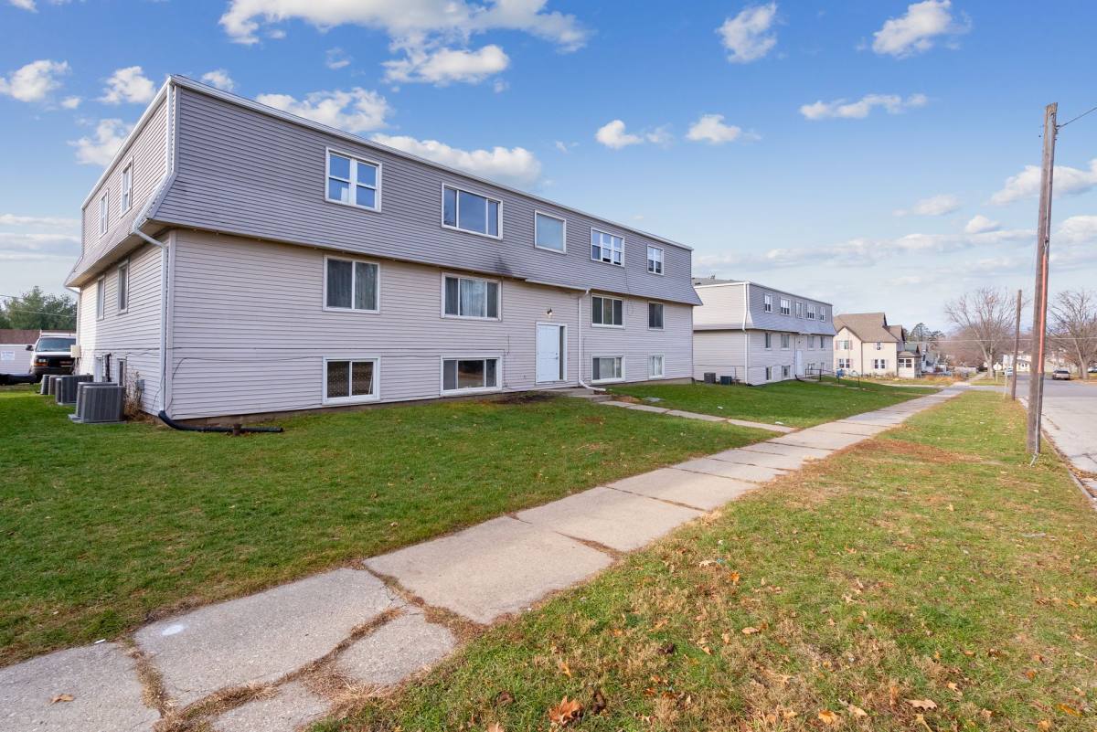 Apartment for rent at 1014 Leavitt St, Waterloo, IA 50702