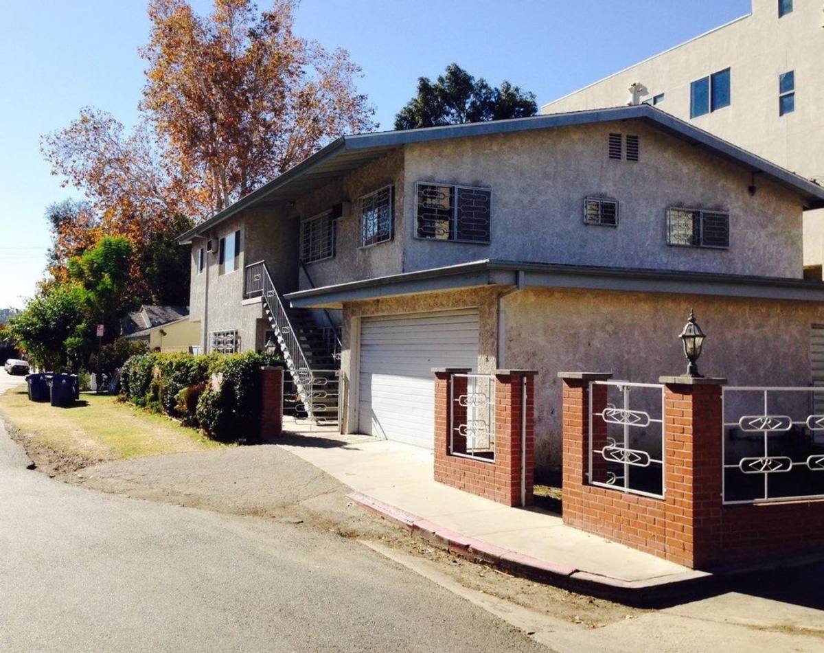 Apartment for rent at 11204 Peach Grove St, North Hollywood, CA 91601