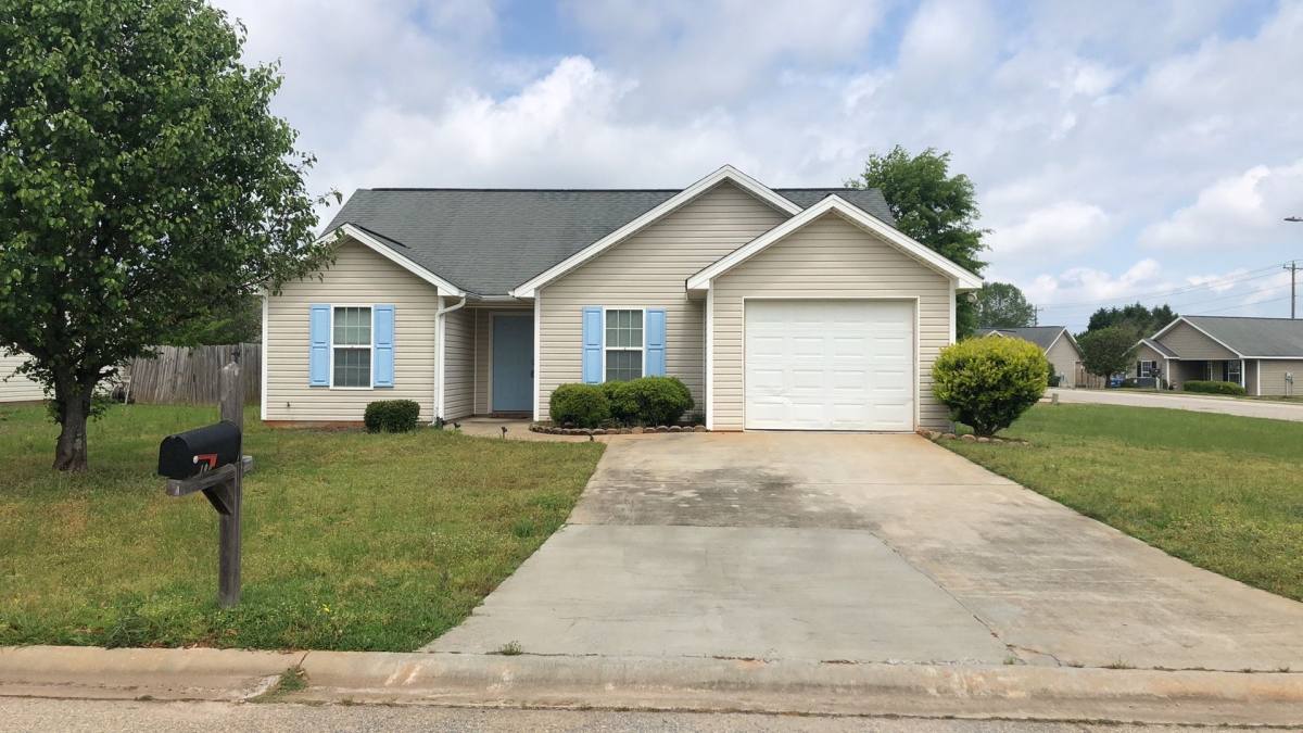 House for rent at 100 Coronation Dr, Bonaire, GA 31005