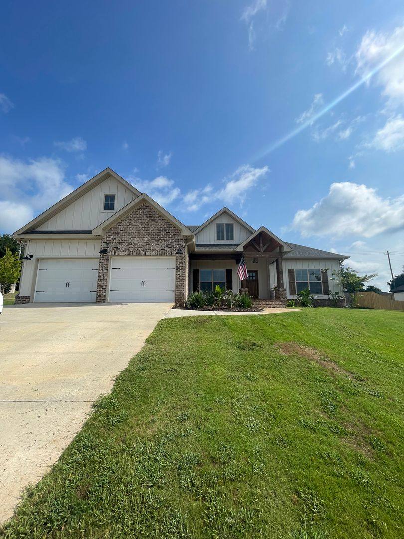House for rent at 368 Lakes Dr, Enterprise, AL 36330