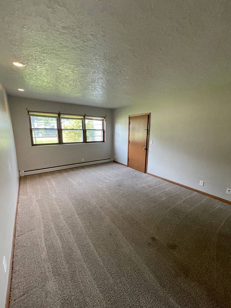 Apartment for rent at 1344 Meadow Lane, Waterloo, IA 50701