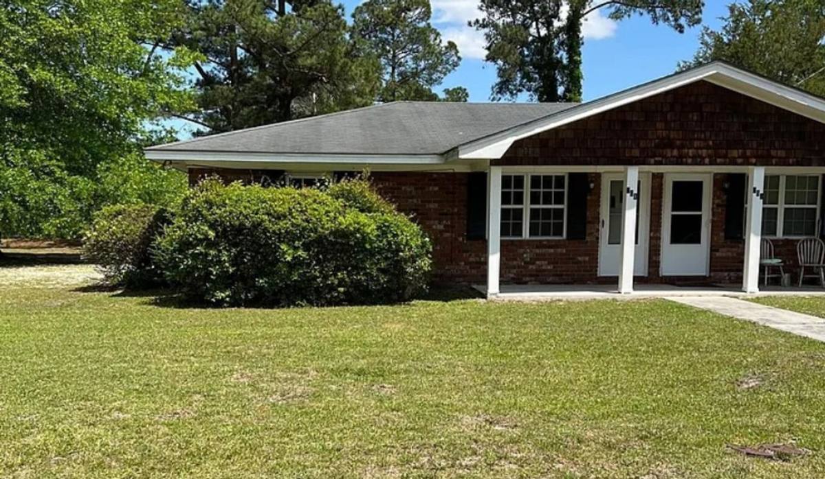 Townhouse for rent at 301 Hickory St, Springfield, GA 31329