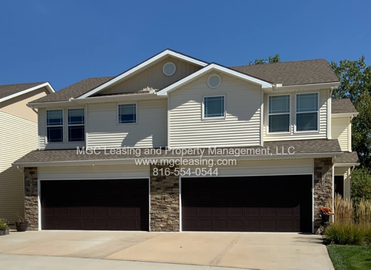 Townhouse for rent at 9461-9467 N Baltimore Ave, Kansas City, MO 64155