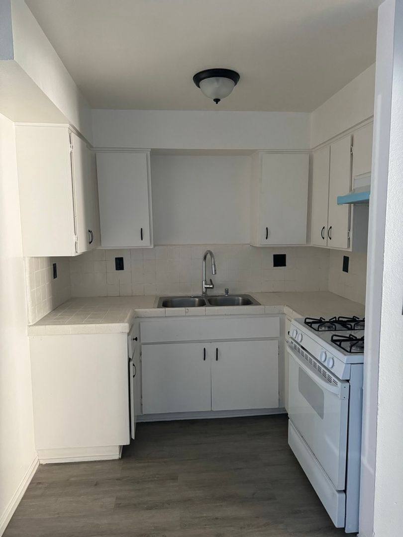 Apartment for rent at 428 W 7th St, Long Beach, CA 90813