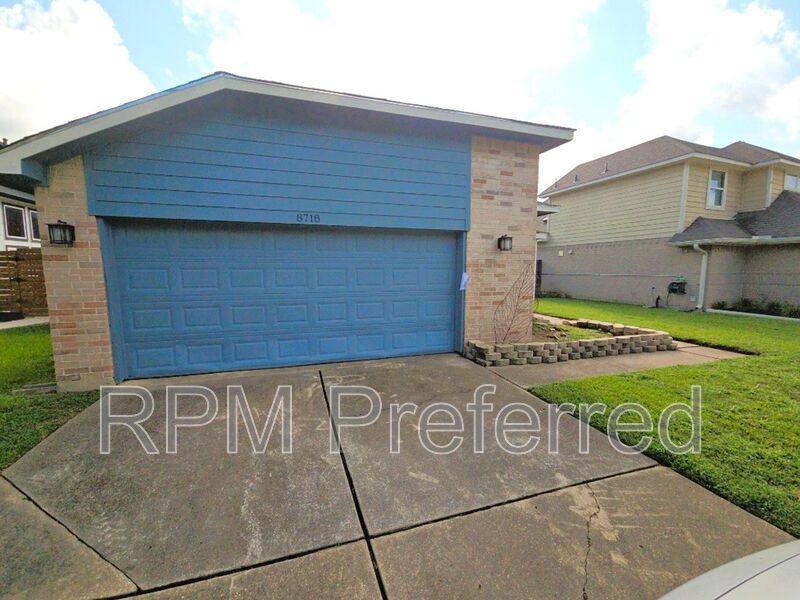 House for rent at 8718 Roaring Point Dr, Houston, TX 77088