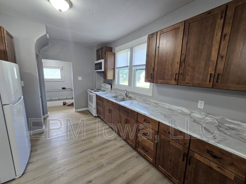 House for rent at 1901 Johnson Ave NW, Cedar Rapids, IA 52405