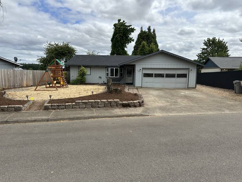 House for rent at 389 NE Evergreen Court, Dallas, OR 97338