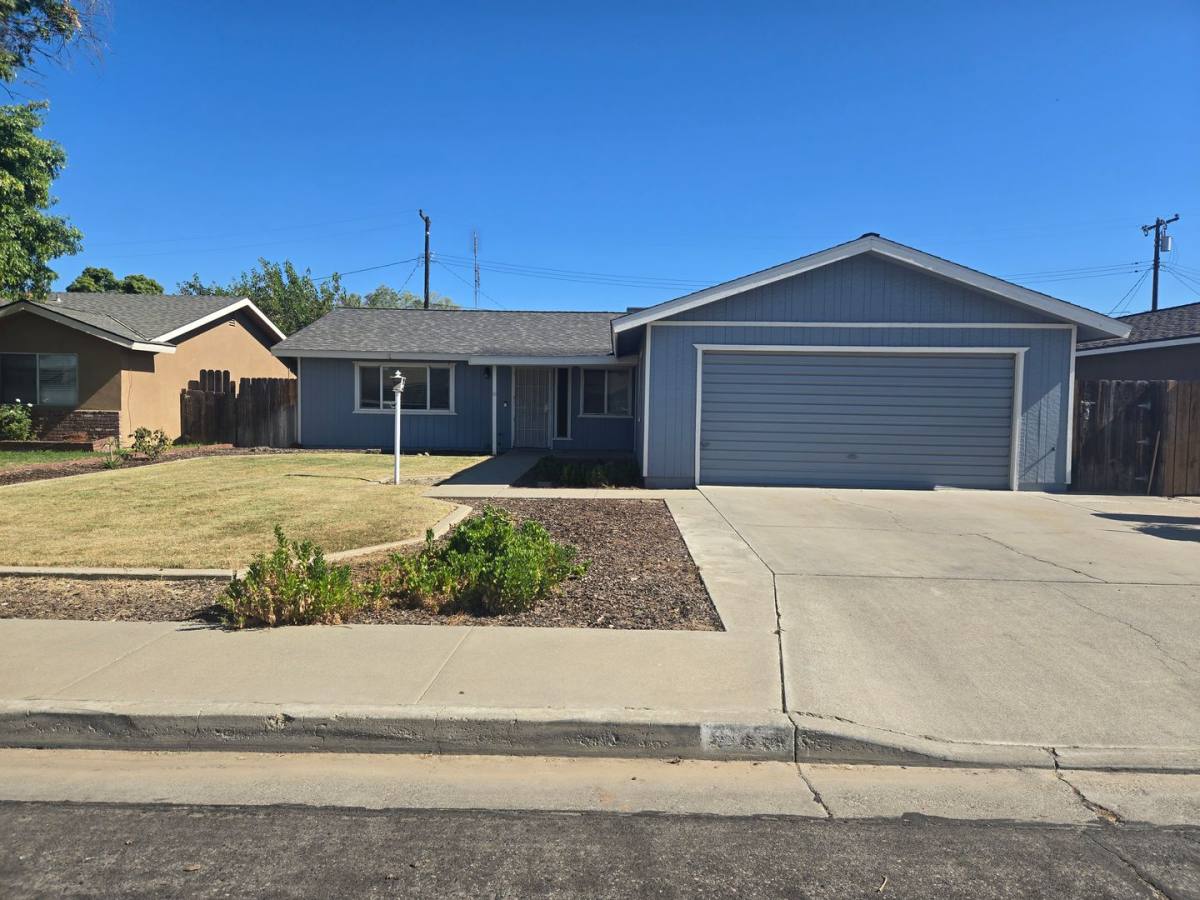 House for rent at 946 Moffat Dr, Hanford, CA 93230