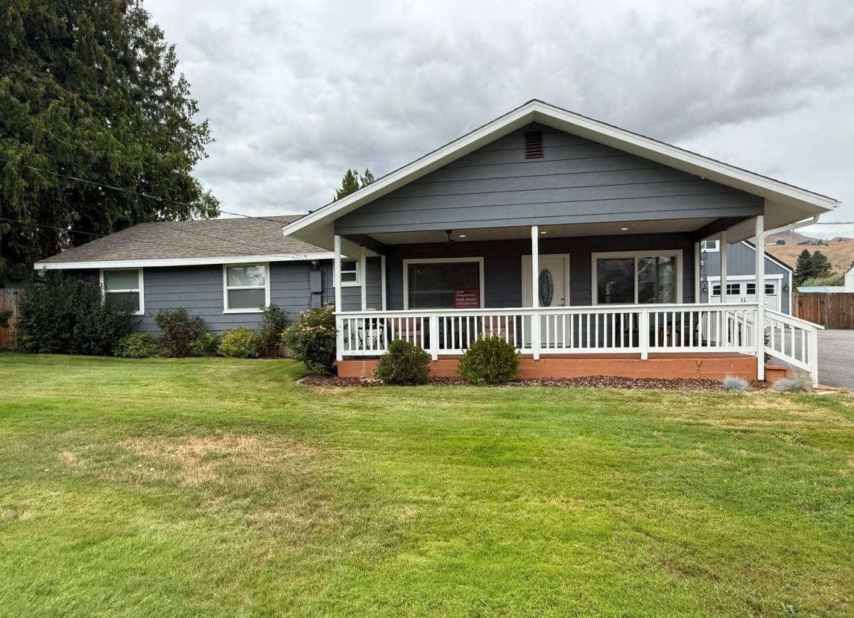 House for rent at 1006 Poplar Ave, Wenatchee, WA 98801