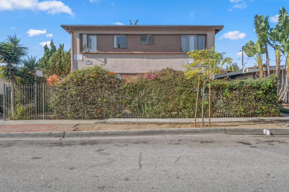 Apartment for rent at 10219 England Ave, Inglewood, CA 90303