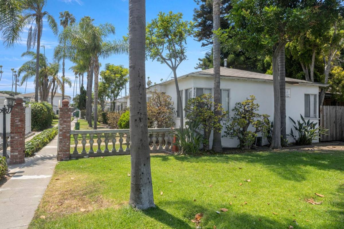 Apartment for rent at 428-432 W Regent St, Inglewood, CA 90301