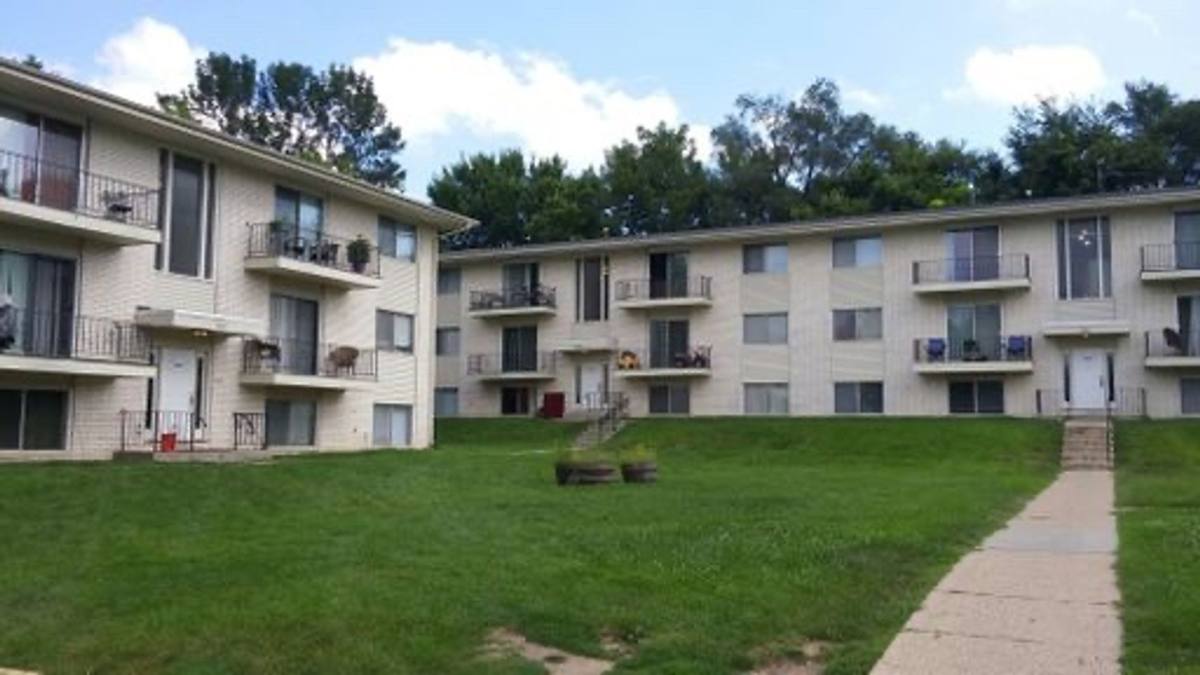 Apartment for rent at 2401 Rocklyn Dr, Urbandale, IA 50322