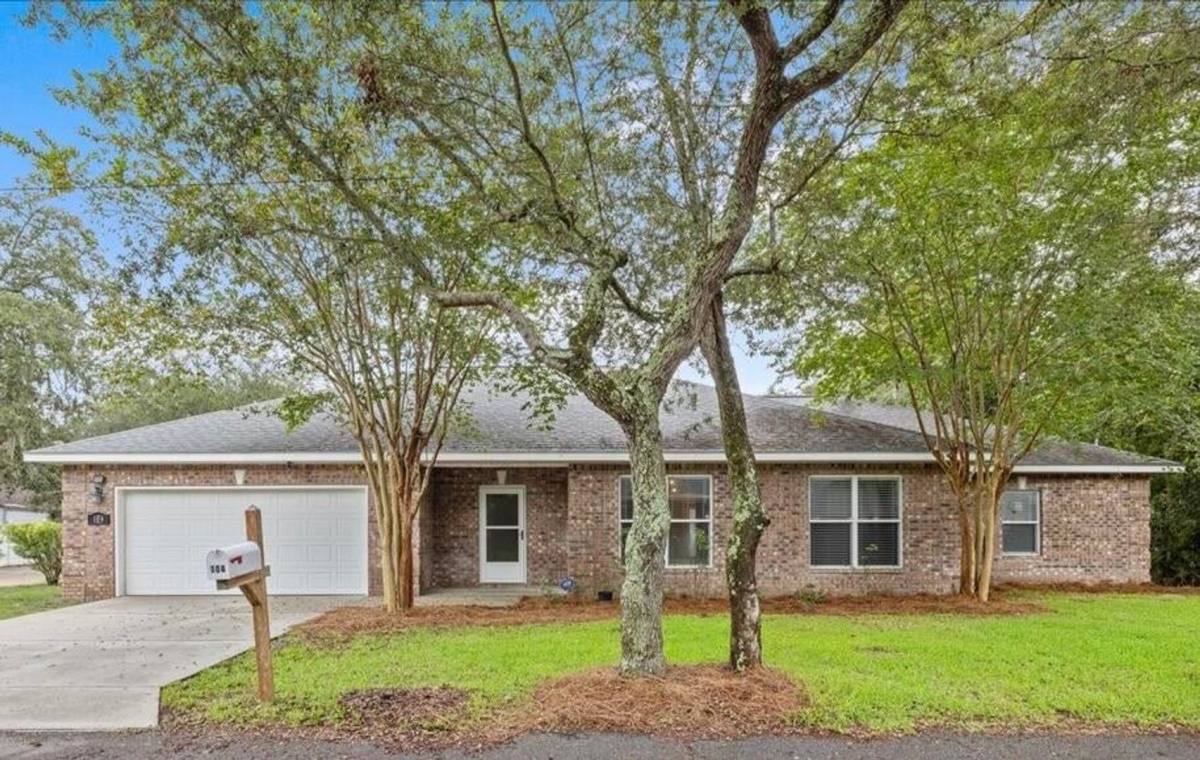 House for rent at 104 Point Comfort Rd, Mary Esther, FL 32569