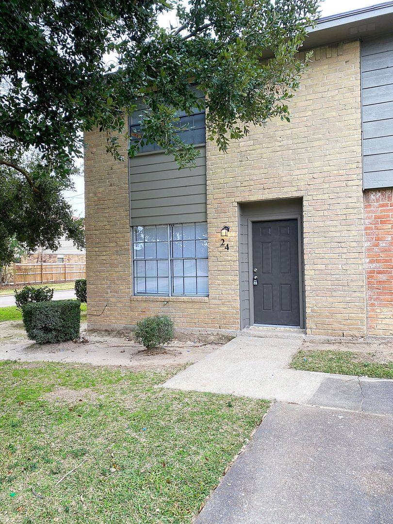 Townhouse for rent at 2700 N 16th St, Beaumont, TX 77703