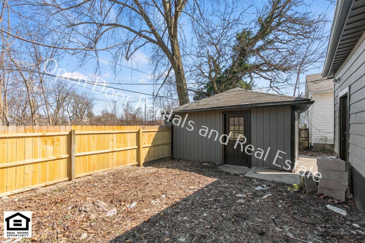 Apartment for rent at 2144 Edgehill Ave, Fort Wayne, IN 46805
