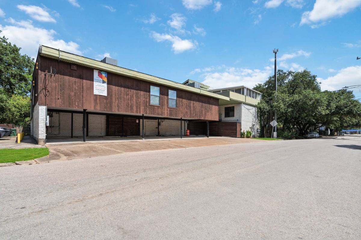 Apartment for rent at 400 Westmoreland St, Houston, TX 77006