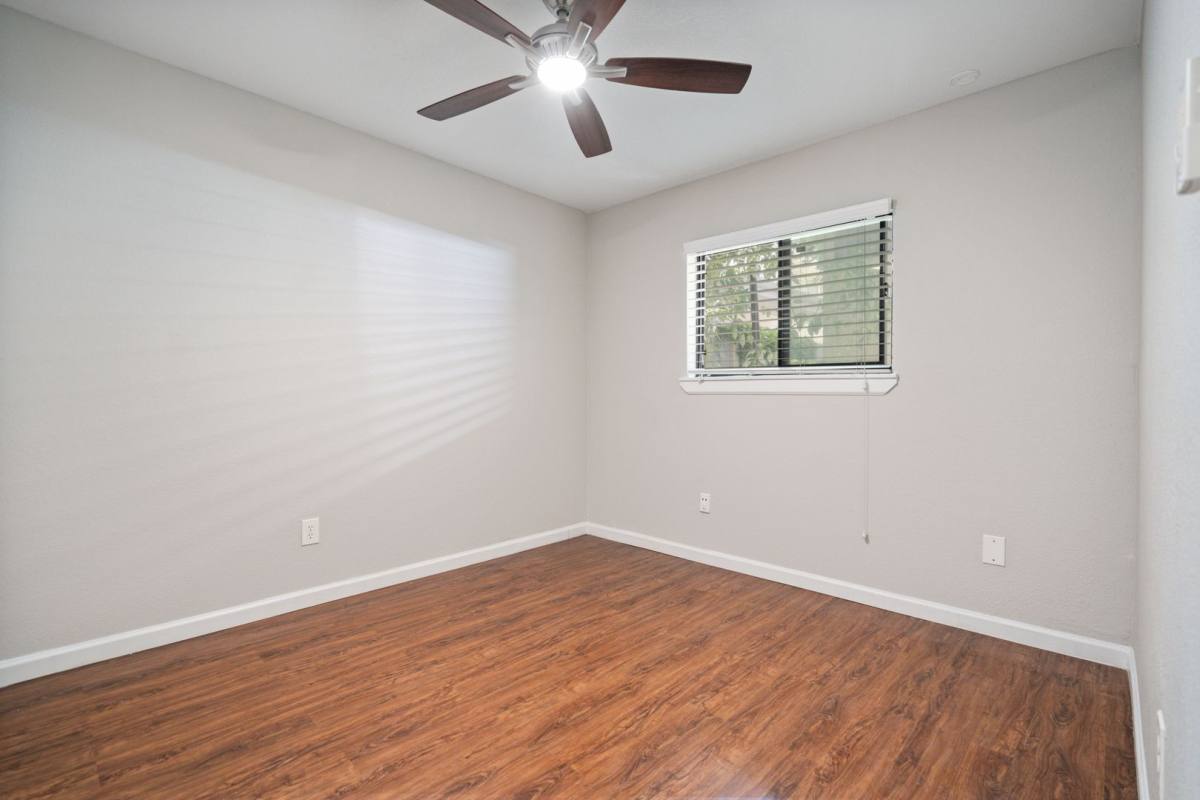Apartment for rent at 400 Westmoreland St, Houston, TX 77006