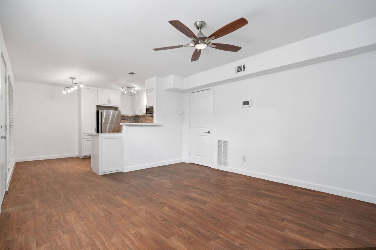 Apartment for rent at 400 Westmoreland St, Houston, TX 77006