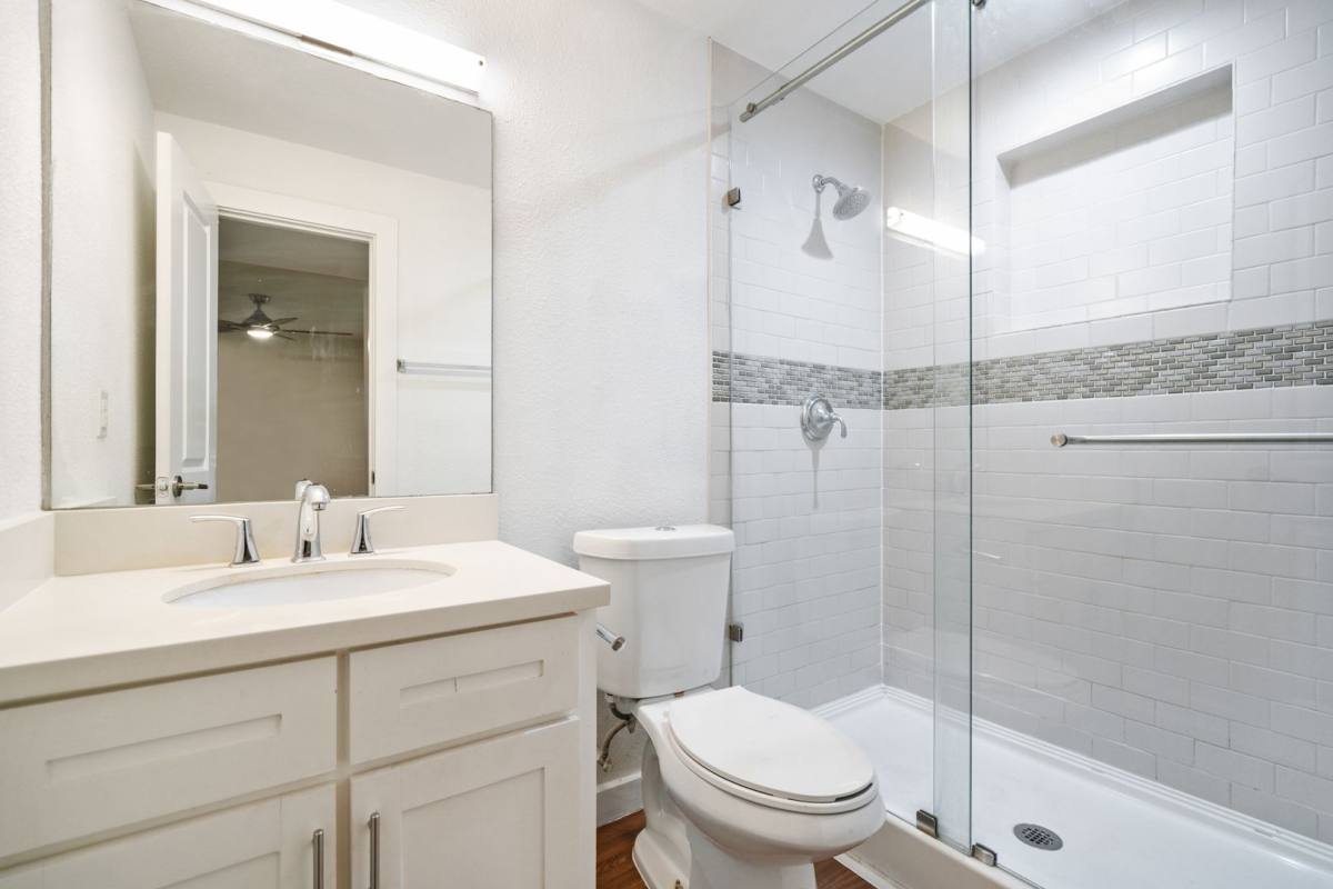 Apartment for rent at 400 Westmoreland St, Houston, TX 77006