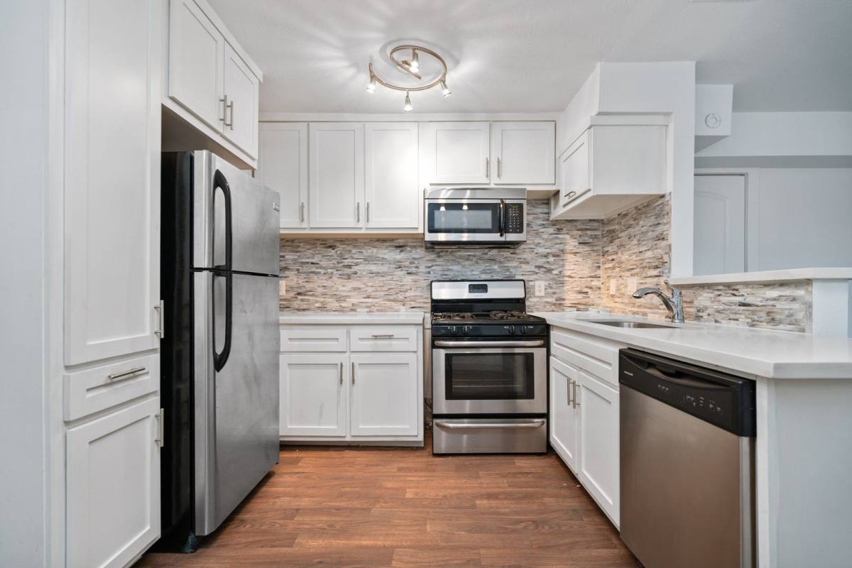 Apartment for rent at 400 Westmoreland St, Houston, TX 77006
